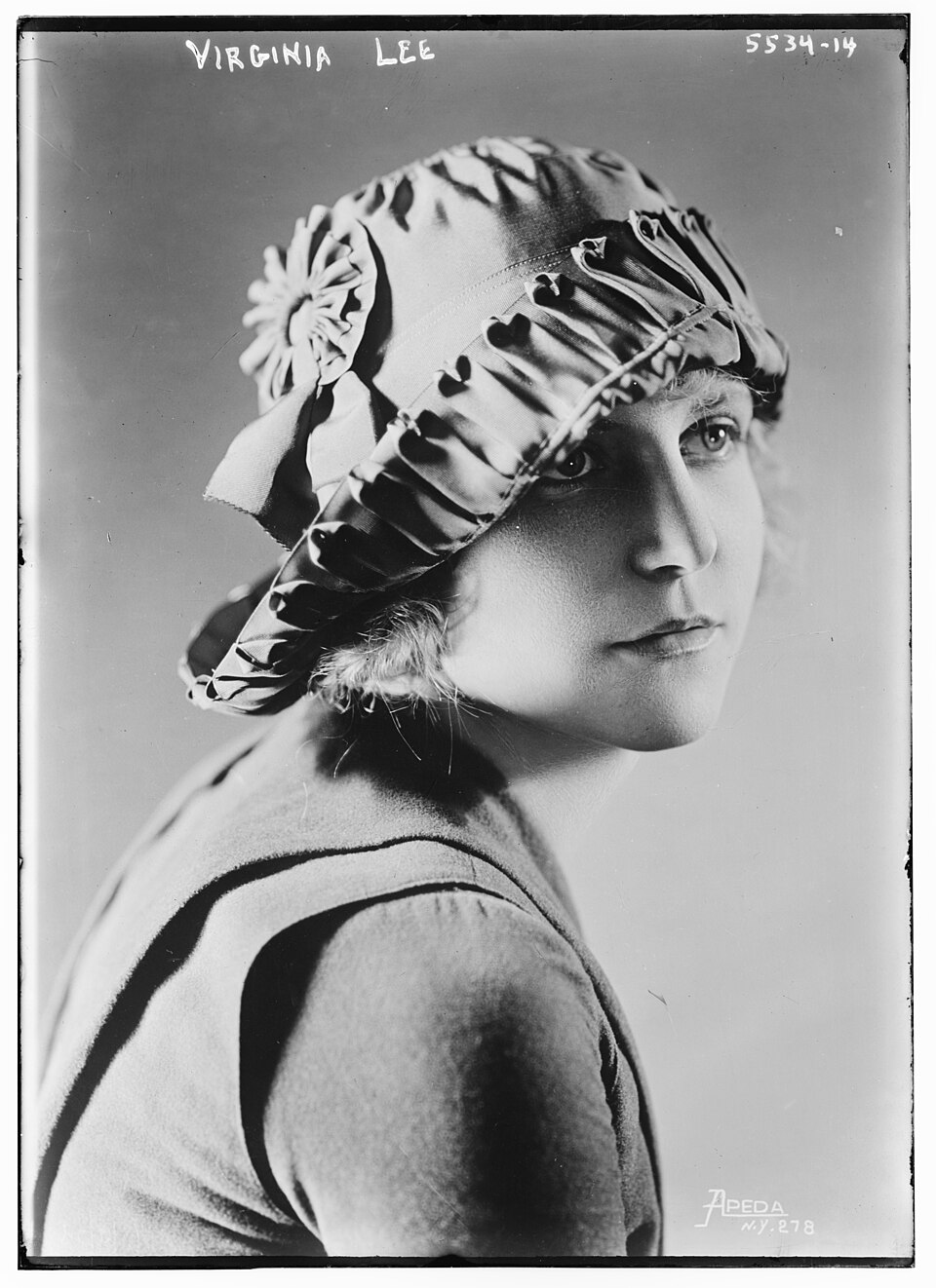 Fotografía en blanco y negro de una actriz de cine mudo con sombrero de ala ancha.